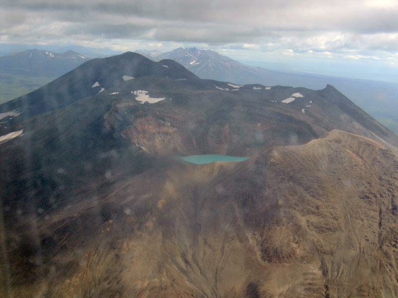 Кислотное озеро в кратере вулкана