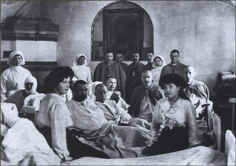 Великие княжны Мария Николаевна и Анастасия Николаевна с ранеными в лазарете Федоровского городка