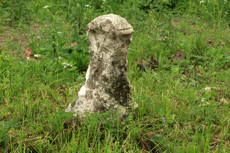 Ассаурово, надгробный камень (?) около церкви