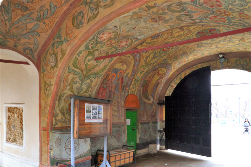 Зачатьевский монастырь, роспись при входе