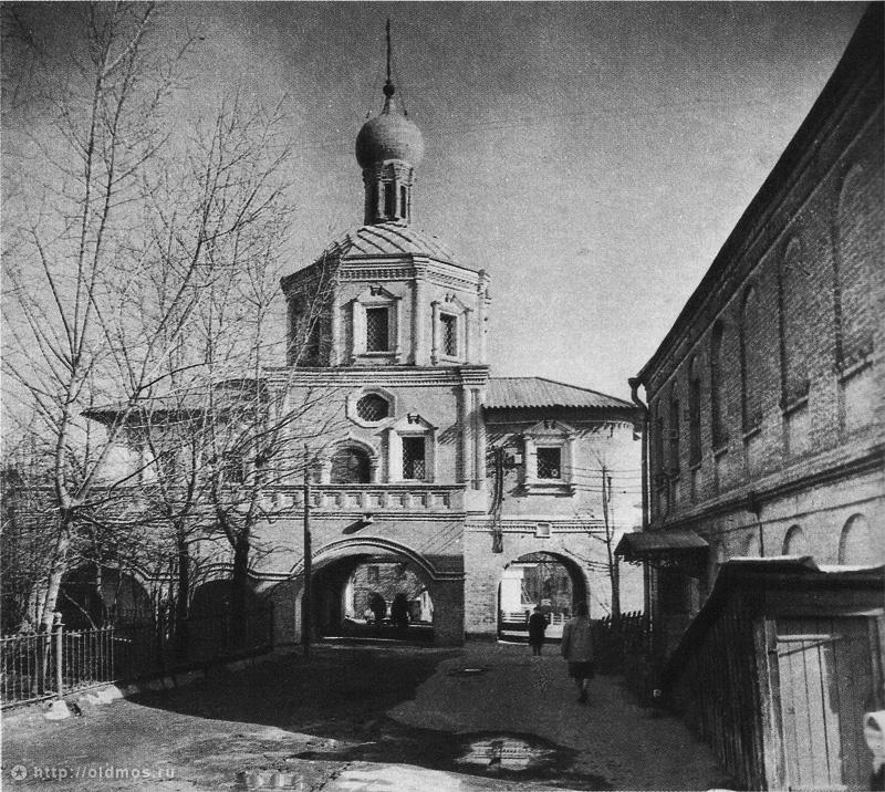 Зачаьевский монастырь, надвратная церковь после реставрации 1960-х годов