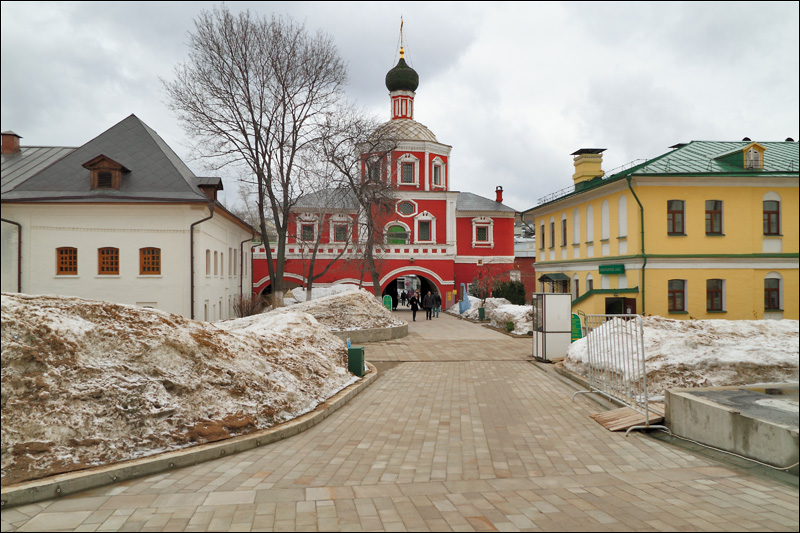 Зачатьевский монастырь, надвратная церковь Спаса Нерукотворного Образа