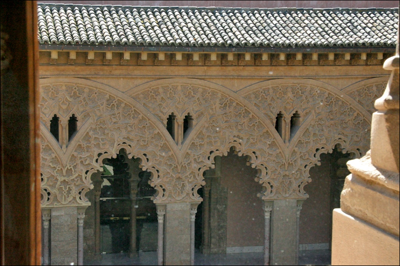 Дворец Альхаферия, вид из окна во внутренний двор 