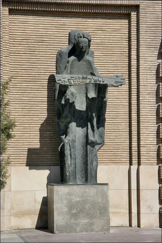 Скульптура у здания Мэрии Сарагосы
