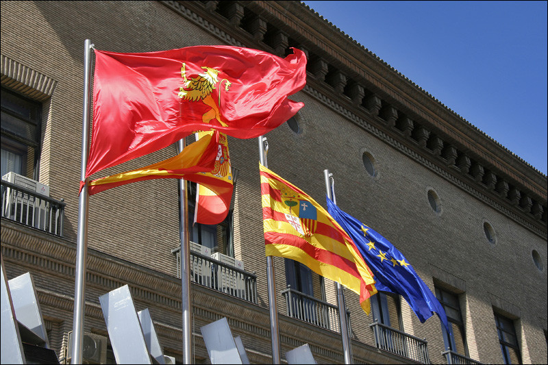 Флаги Сарагосы, Испании, Арагона и Евросоюза у здания Мэрии Сарагосы