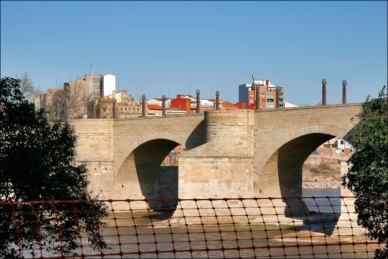 Сарагоса, Каменный (Львиный) мост XV века через Эбро на месте римского моста