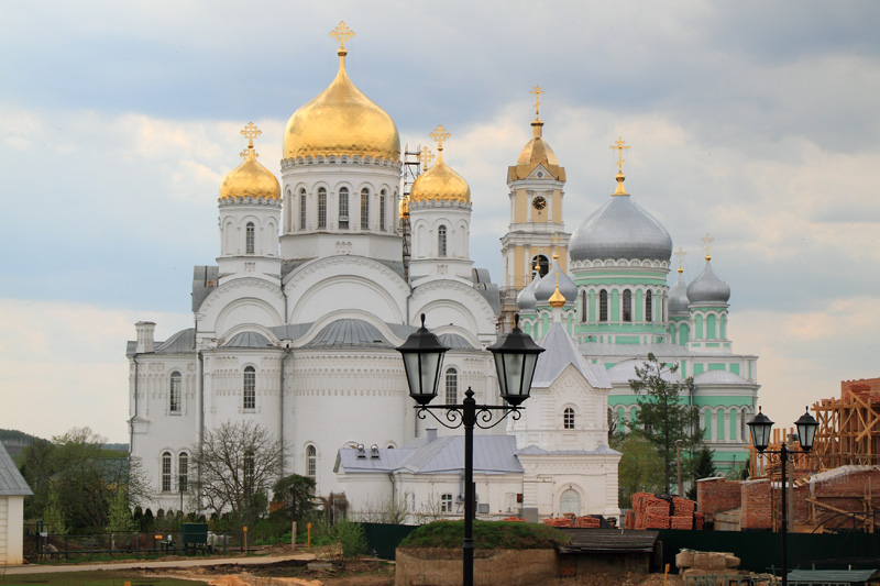 Свято-Троицкий Серафимо-Дивеевский монастырь, вид со Святой Канавки на соборы