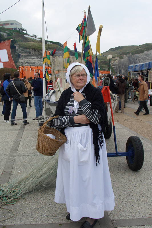 Этрета, француженка в национальном костюме