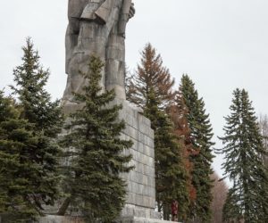 Памятник Ленину у входа в канал имени Москвы, Дубна