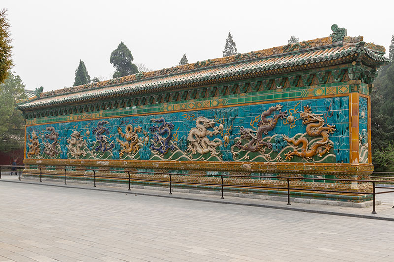 Стена Девяти Драконов в парке Бэйхай, Пекин