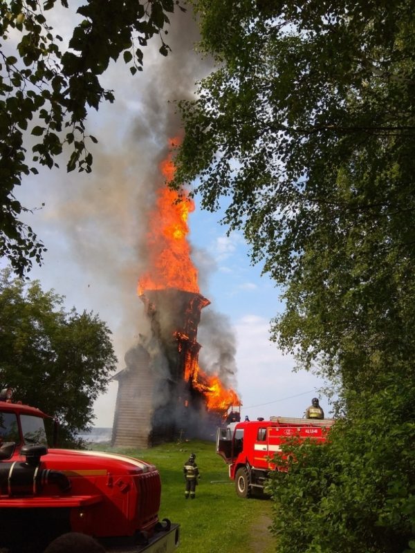 Пожар 10 августа 2018 года, в результате которого полностью сгорела Успенская церковь