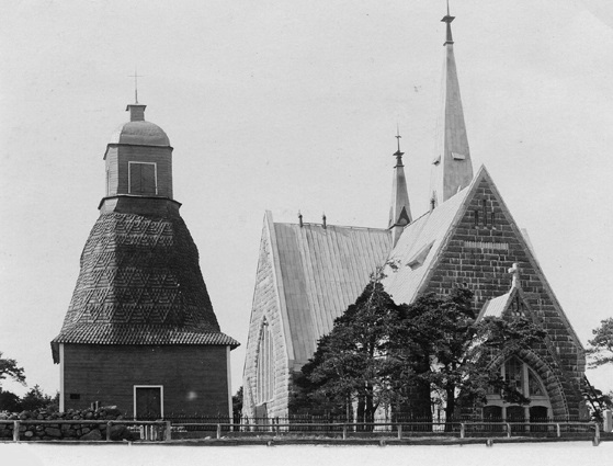 Каменная кирха и деревянная колокольня в Койвисто