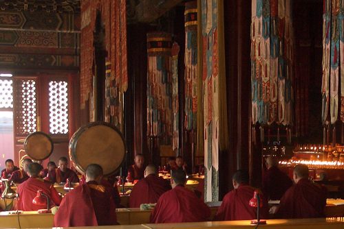 Монахи в монастыре Юнхэгун 雍和宫 в Пекине