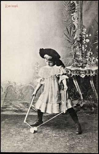 Девочка играет с диаболо. Норвежская открытка начала XX века. Источник: Nasjonalbiblioteket / National Library of Norway