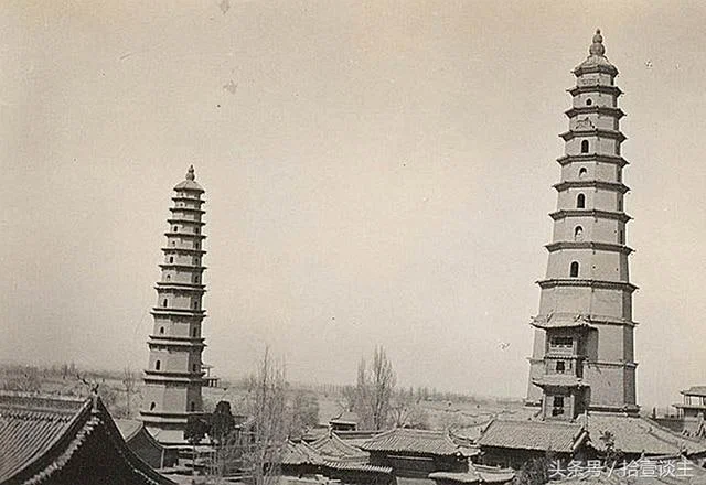 Пагоды-близнецы храма Кумарадживы в Лянчжоу