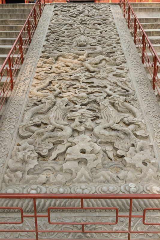 Барельеф с изображением драконов в Храме Конфуция, Пекин