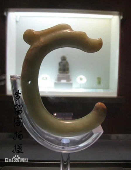 Нефритовая фигурка дракона, культура Хуншань. Источник фото: baike.baidu.com