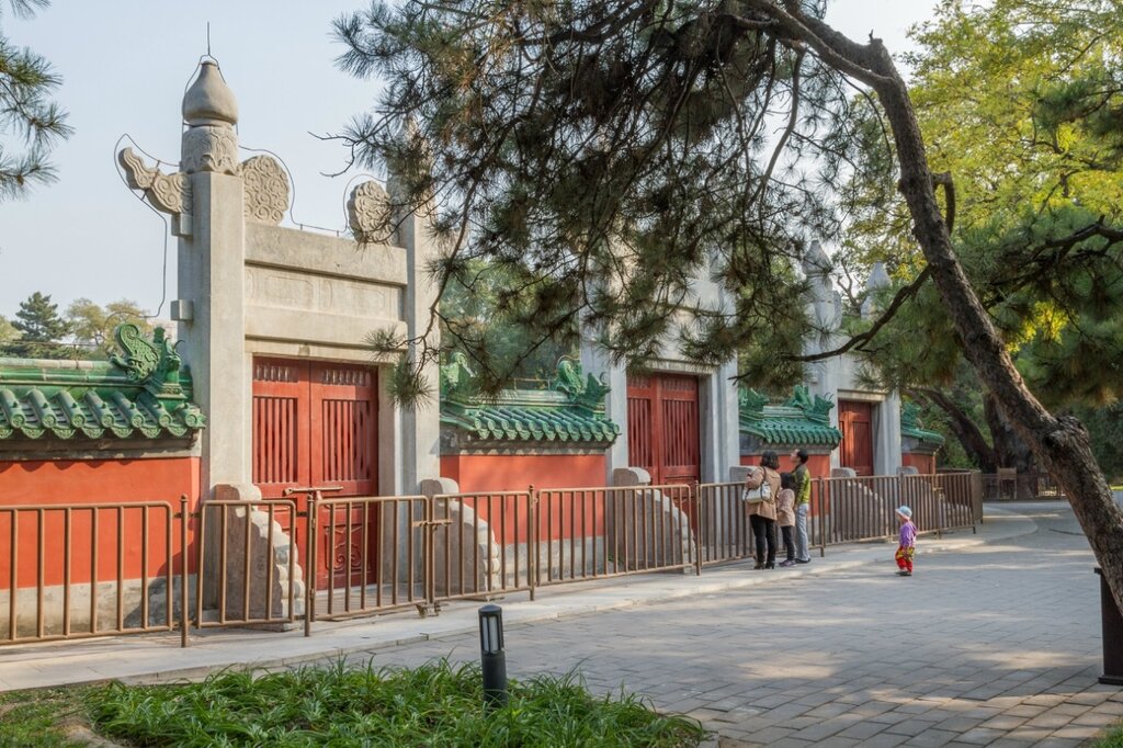 Западные тройные ворота в Алтаре Солнца в Пекине