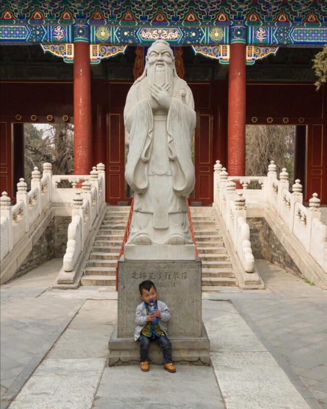 Cтатуя Конфуция в Храме Конфуция и Императорской академии в Пекине