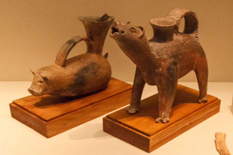 Керамические сосуды-гуй в виде свиньи и собаки, неолитическая культура Давэнькоу