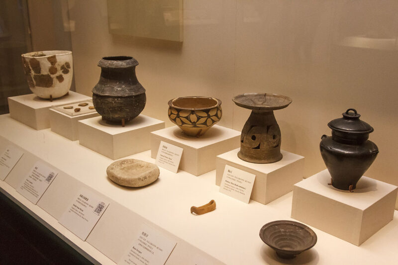 Экспозиция с керамикой разных неолитических культур, Национальный музей Китая, Пекин