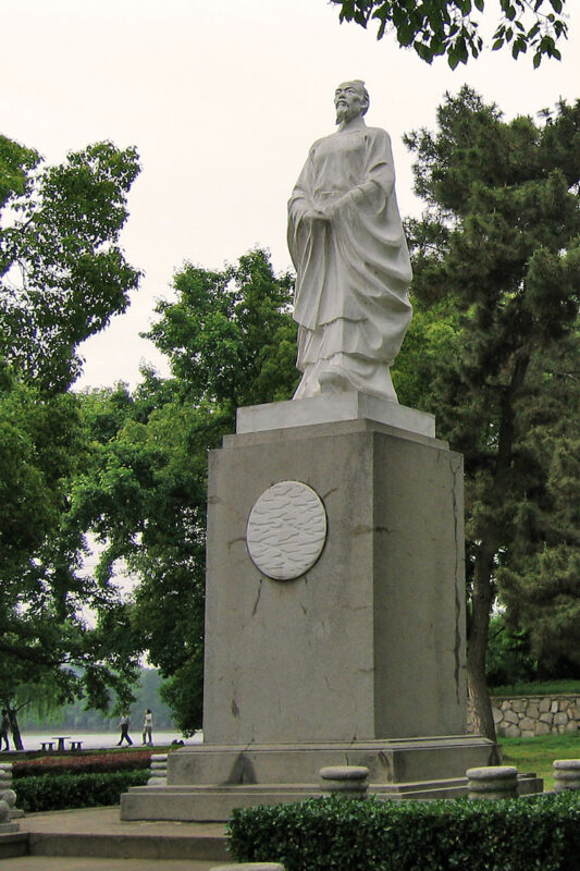 Памятник Цюй Юаню на берегу озера Дунху, Ухань