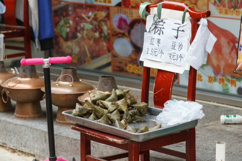 На улицах китайских городов можно отведать традиционную китайскую еду