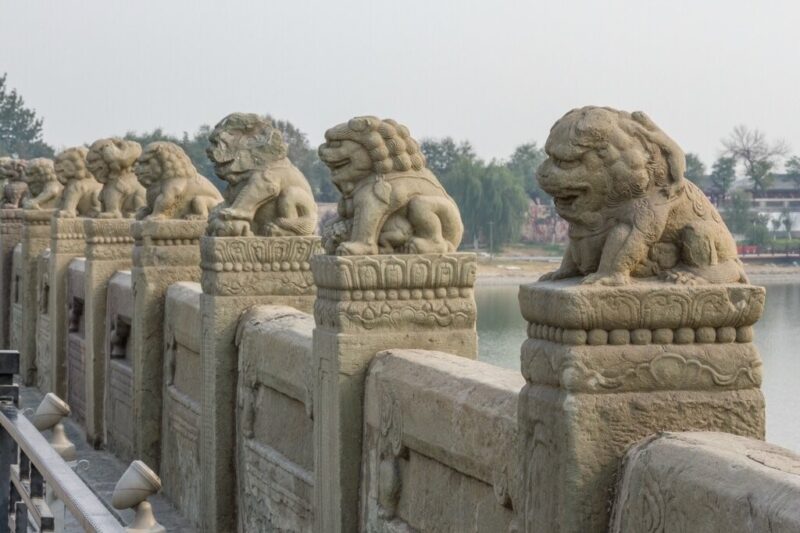 Статуи львов на мосту Лугоу