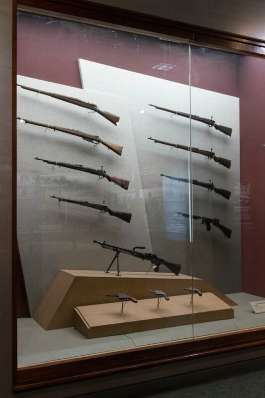 Стрелковое оружие китайцев: винтовки, пулемет, пистолеты. Экспозиция Мемориального музея войны китайского народа против японских захватчиков в крепости Ваньпин
